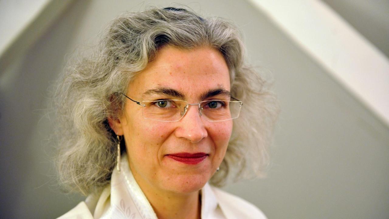 Portrait der Rabbinerin Elisa Klappheck in der Synagoge in Frankfurt am Main. Portrait der Rabbinerin Elisa Klappheck in der Synagoge in Frankfurt am Main.