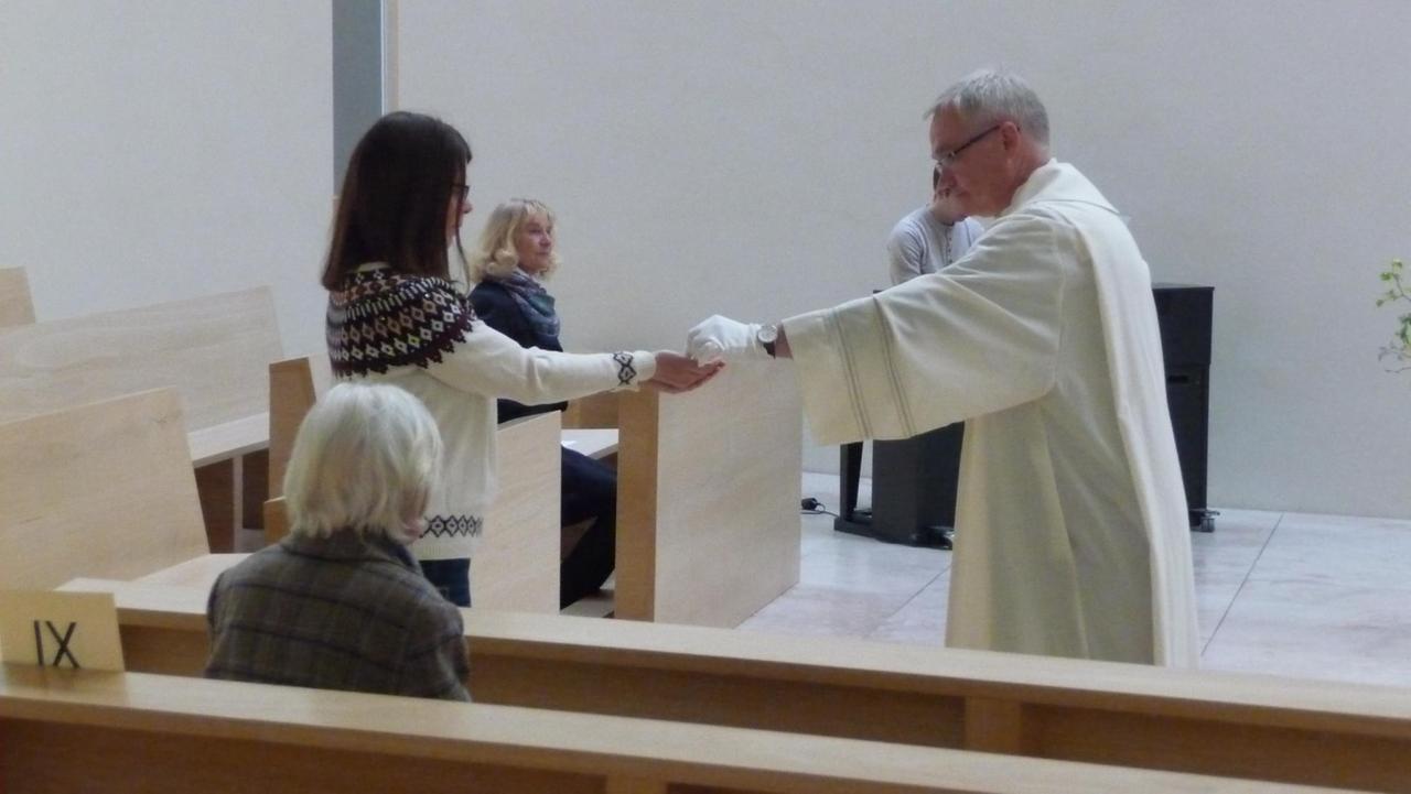 Propst Giele bei der Kommunion im ersten öffentlichen Corona-Gottesdienst in Sankt Trinitatis in Leipzig Propst Giele bei der Kommunion im ersten öffentlichen Corona-Gottesdienst in Sankt Trinitatis in Leipzig