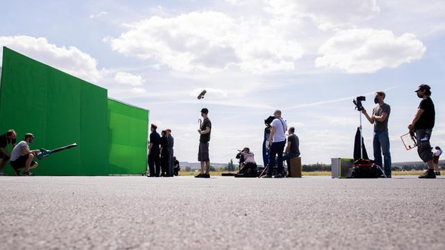 Teammitglieder arbeiten bei Dreharbeiten für die neue Staffel der RTL-Serie "Alarm für Cobra 11 - Die Autobahnpolizei"