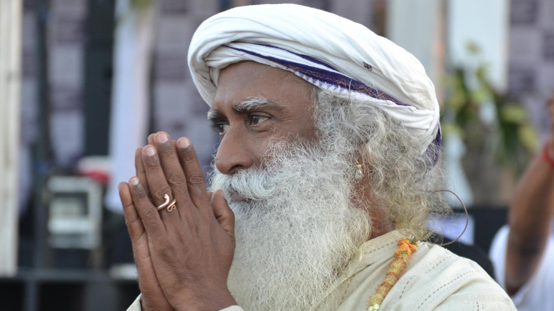 Sadhguru führt eine Kampagne zur Rettung von Indiens Flüssen an. Er trägt einen weißen Turban und Bart. Sadhguru führt eine Kampagne zur Rettung von Indiens Flüssen an. Er trägt einen weißen Turban und Bart.