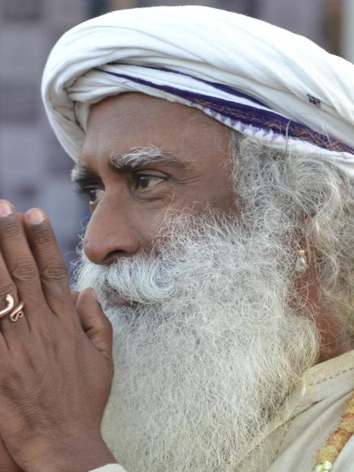 Sadhguru führt eine Kampagne zur Rettung von Indiens Flüssen an. Er trägt einen weißen Turban und Bart.