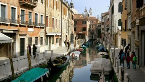 Enge Gassen an einem Seitenkanal in der Lagunenstadt Venedig.