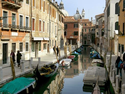 Enge Gassen an einem Seitenkanal in der Lagunenstadt Venedig.