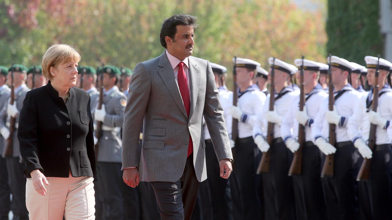 Bundeskanzlerin Merkel und der Emir von Katar, Scheich al-Thani, nehmen die Ehrenformation vor dem Bundeskanzleramt ab. Bundeskanzlerin Merkel und der Emir von Katar, Scheich al-Thani, nehmen die Ehrenformation vor dem Bundeskanzleramt ab.