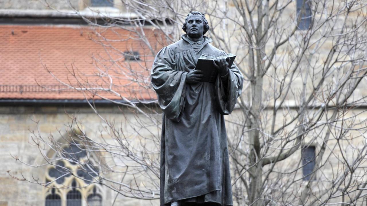 Das Erfurter Luther-Denkmal steht vor der Kaufmannskirche auf dem Anger genannten Bereich. Luther lebte zwischen 1501 und 1511 in Erfurt. 