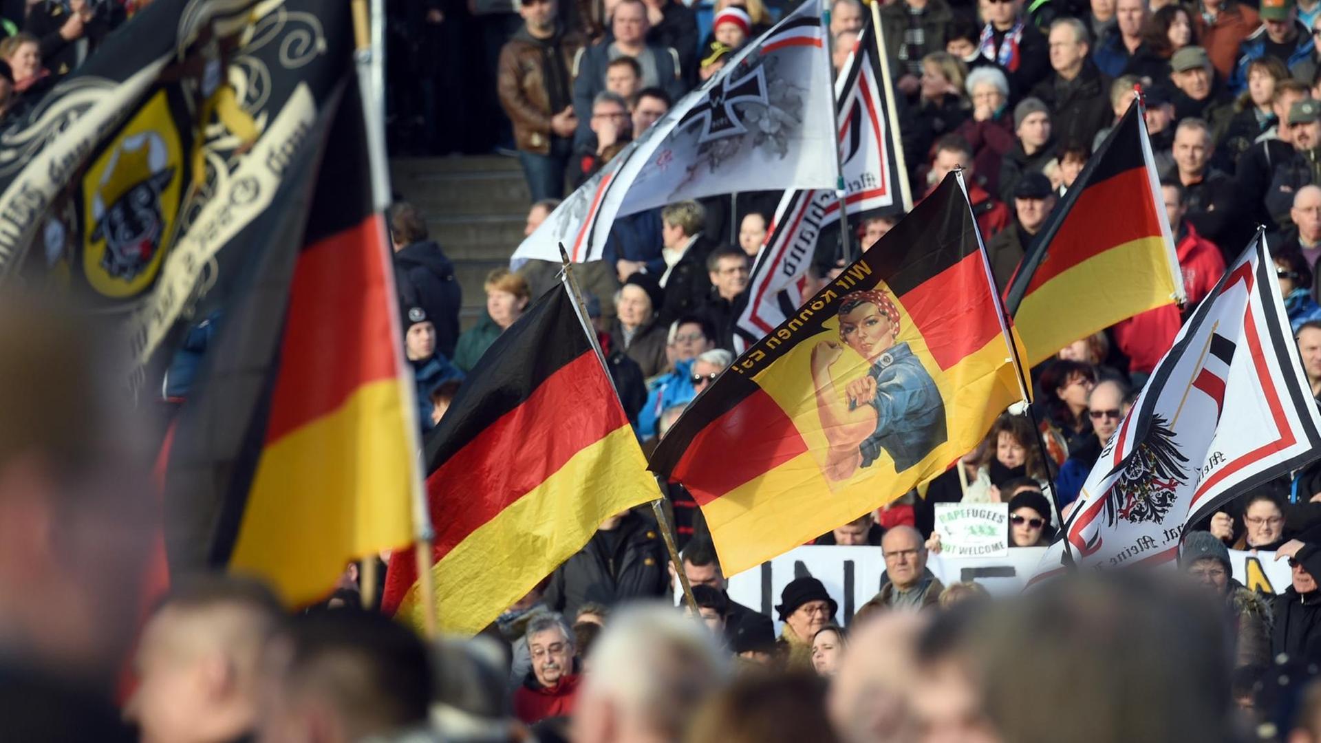 Teilnehmer einer Kundgebung der fremden- und islamfeindlichen Pegida haben sich am Königsufer in Dresden versammelt. Teilnehmer einer Kundgebung der fremden- und islamfeindlichen Pegida haben sich am Königsufer in Dresden versammelt.