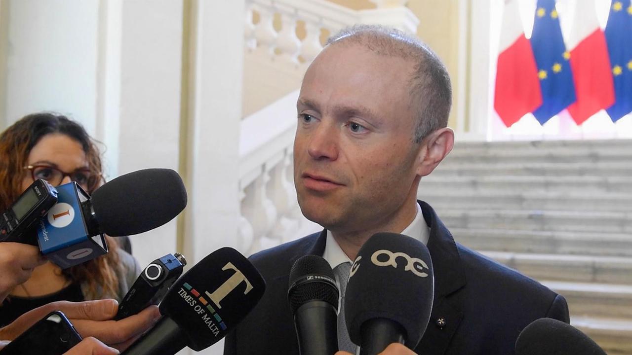 Der maltesische Premierminister Joseph Muscat, der vor den Medien mitteilt, dass sein Stabschef am 26. November 2019 seinen Rücktritt eingereicht hat. Der maltesische Premierminister Joseph Muscat, der vor den Medien mitteilt, dass sein Stabschef am 26. November 2019 seinen Rücktritt eingereicht hat.