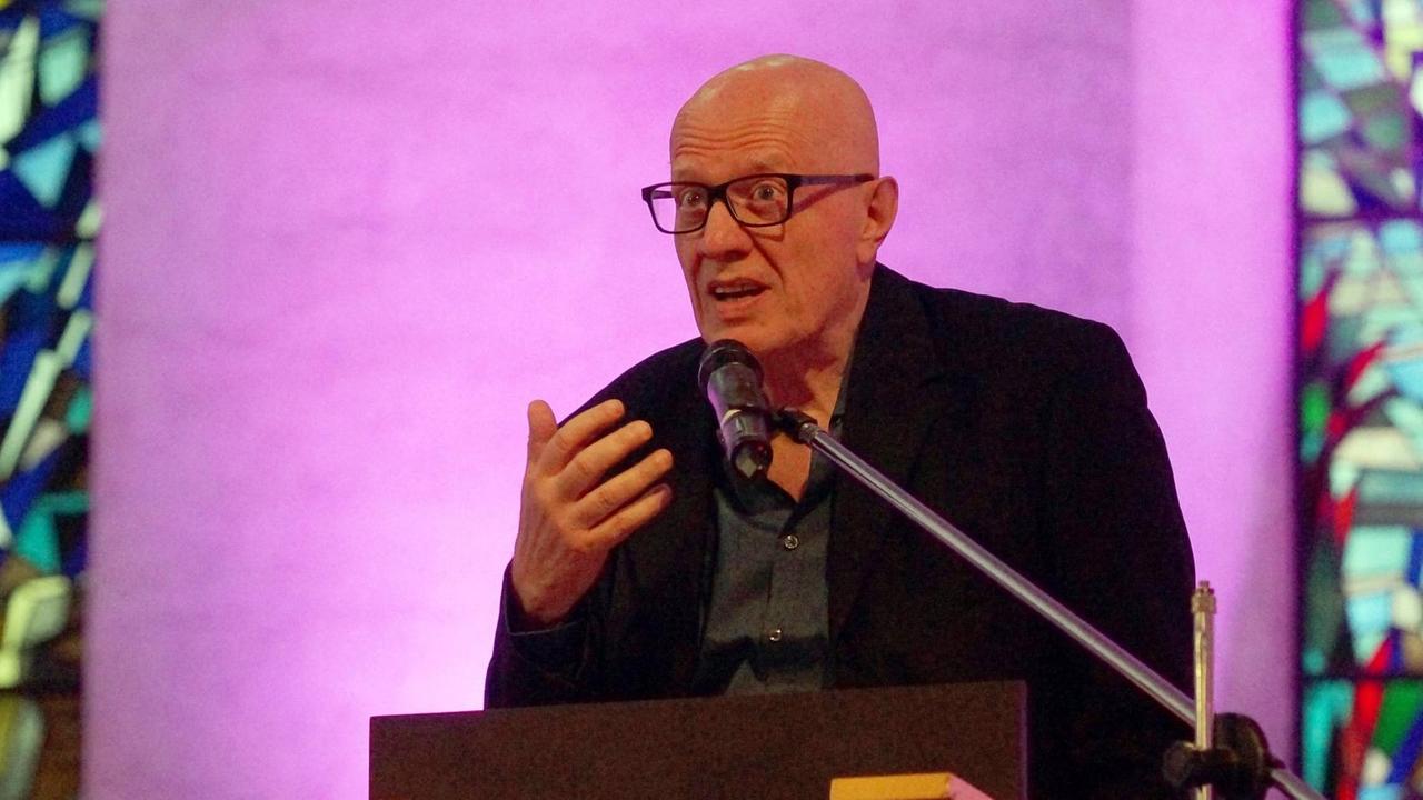 Ralf Fücks, scheidender Vorstand der grünen-nahen Heinrich-Böll-Stiftung, am 25. Juni 2017 in der Bremer Kulturkirche St. Stephani bei einer Feier zum 65. Geburtstag seiner Ehefrau, der grünen Bundestagsabgeordneten Marieluise Beck, die damit zugleich ihren bevorstehenden Abschied aus dem Bundestag im September 2017 feierte. war von 1985 bis 1989 Abgeordneter der Bremischen Bürgerschaft, saß im Bundesvorstand der Grünen und amtierte von 1991 bis 1995 als Bremer Umweltsenator in einer rot-gelb-grünen Ampelkoalition. Ralf Fücks, scheidender Vorstand der grünen-nahen Heinrich-Böll-Stiftung, am 25. Juni 2017 in der Bremer Kulturkirche St. Stephani bei einer Feier zum 65. Geburtstag seiner Ehefrau, der grünen Bundestagsabgeordneten Marieluise Beck, die damit zugleich ihren bevorstehenden Abschied aus dem Bundestag im September 2017 feierte. war von 1985 bis 1989 Abgeordneter der Bremischen Bürgerschaft, saß im Bundesvorstand der Grünen und amtierte von 1991 bis 1995 als Bremer Umweltsenator in einer rot-gelb-grünen Ampelkoalition.
