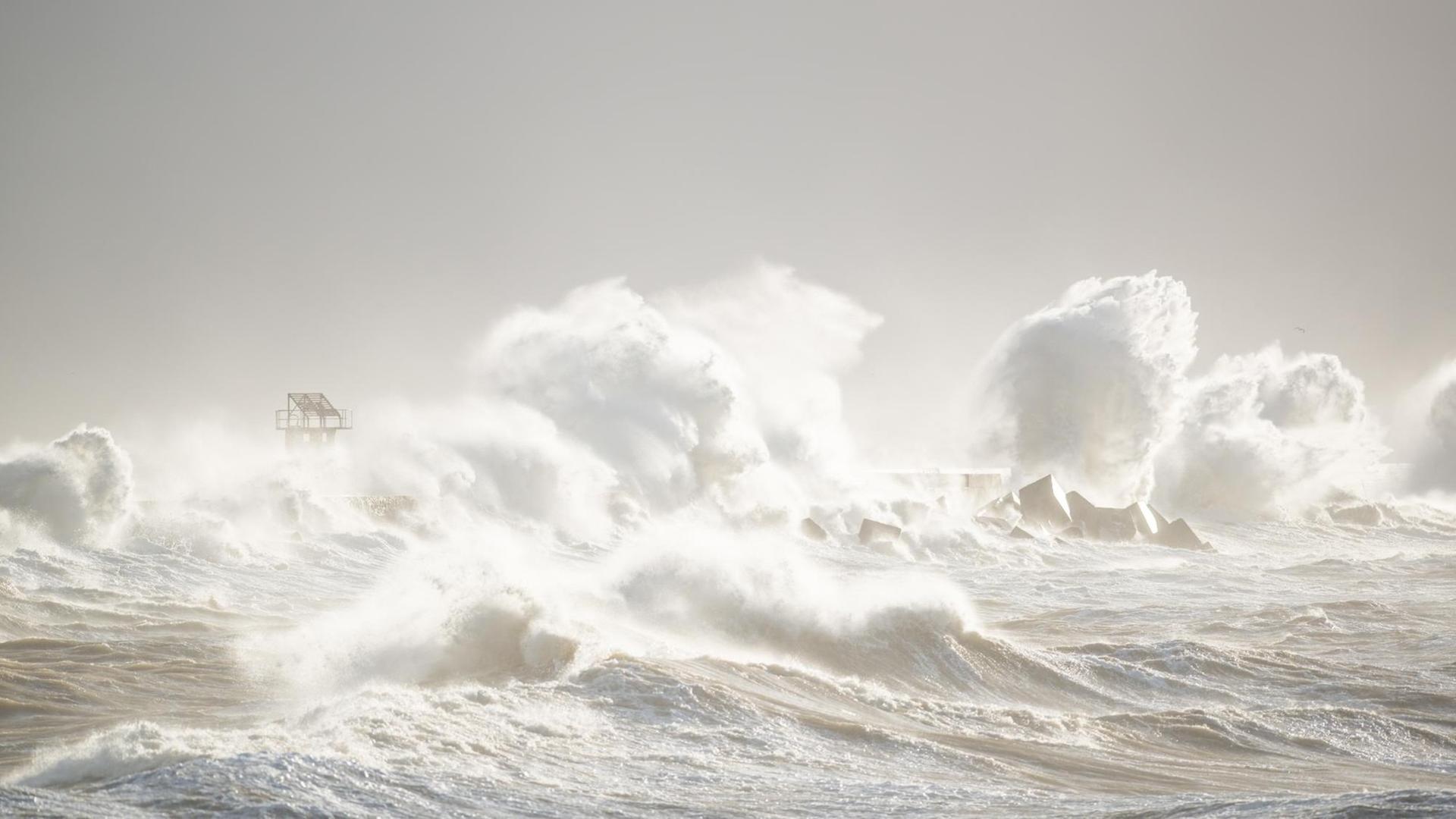 Die Wellen der Nordsee brechen sich vor dem Strand von Helgoland. Die Wellen der Nordsee brechen sich vor dem Strand von Helgoland.