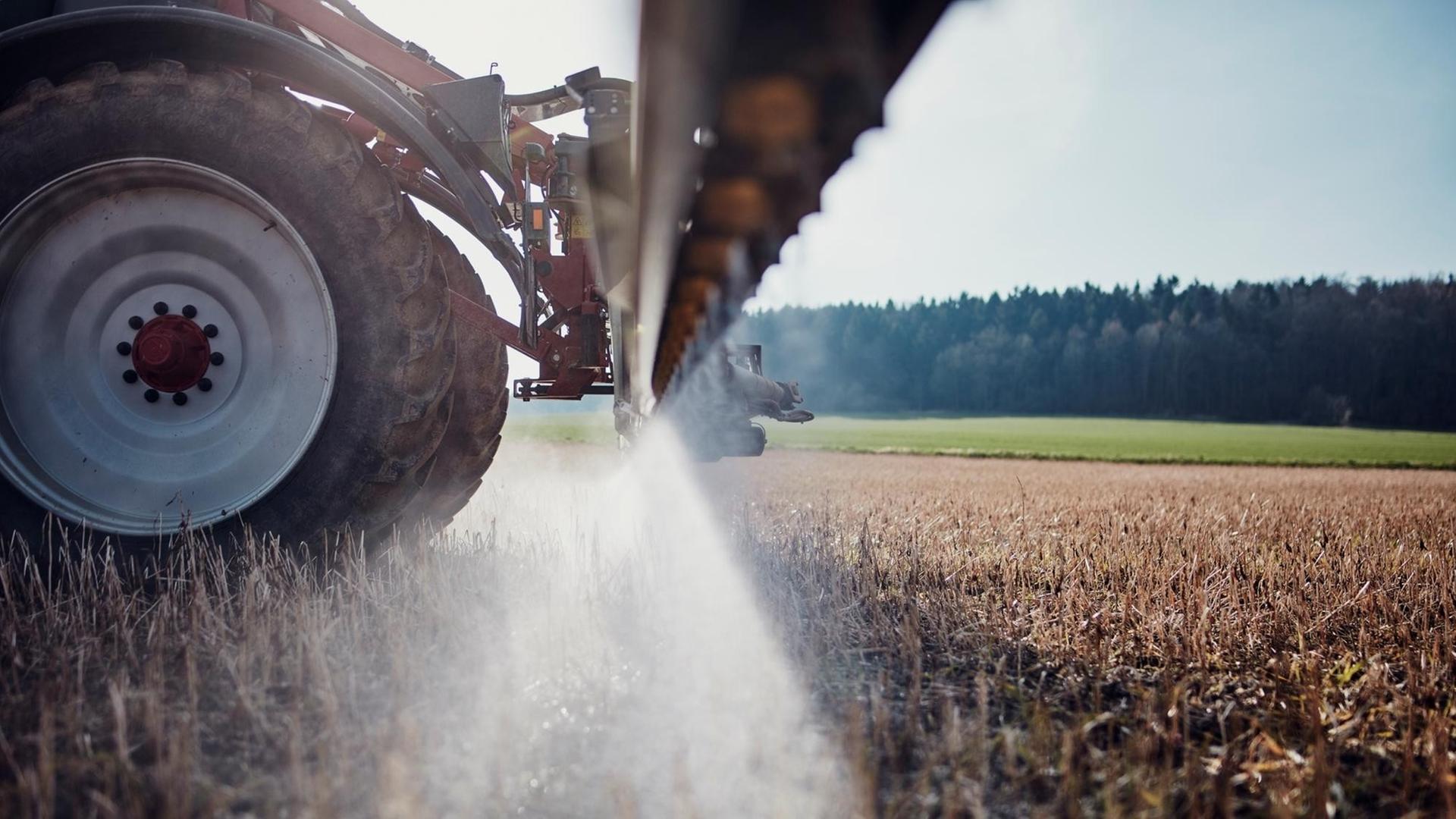 Ein Traktor fährt bei Göttingen (Niedersachsen) Ende März über ein Feld und bringt mittels einer gezogenen Anhängespritze zur Saatbettbereinigung Glykosphat aus (undatierte Aufnahme). Glyphosat kommt in der Regel als Nacherntebehandlung bzw. vor der Aussaat zum Einsatz. Das Pestizid dient zur Unkrautbekämpfung in der Landwirtschaft. (ACHTUNG: Nur zur redaktionellen Verwendung und der vollständigen Nennung der Quelle) - Foto: Steven Lüdtke/Forum Moderne Landwirtschaft/dpa Ein Traktor fährt bei Göttingen (Niedersachsen) Ende März über ein Feld und bringt mittels einer gezogenen Anhängespritze zur Saatbettbereinigung Glykosphat aus (undatierte Aufnahme). Glyphosat kommt in der Regel als Nacherntebehandlung bzw. vor der Aussaat zum Einsatz. Das Pestizid dient zur Unkrautbekämpfung in der Landwirtschaft. (ACHTUNG: Nur zur redaktionellen Verwendung und der vollständigen Nennung der Quelle) - Foto: Steven Lüdtke/Forum Moderne Landwirtschaft/dpa