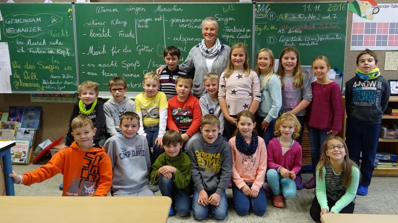 Die singende Lehrerin Sponsel und die Klasse 3 der Meinhard Schule Die singende Lehrerin Sponsel und die Klasse 3 der Meinhard Schule