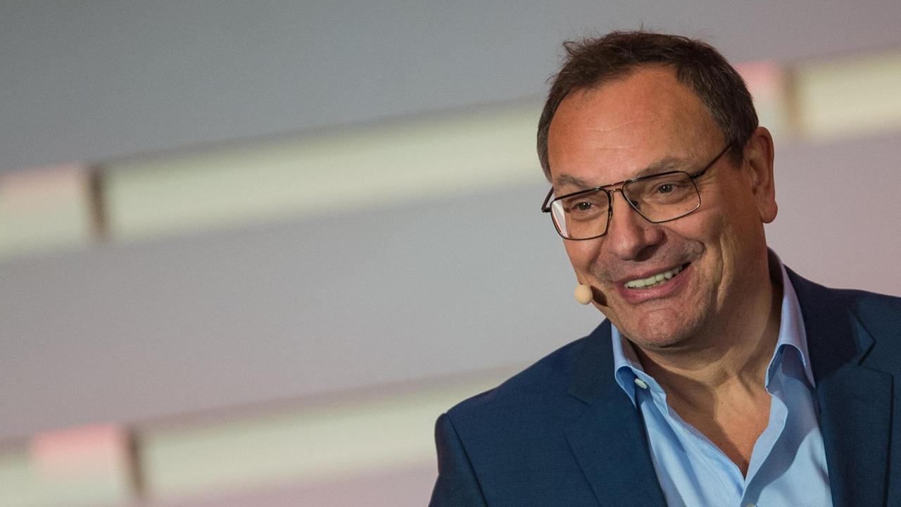 Hans-Jürgen Jakobs, Senior Editor der Wirtschafts- und Finanzzeitung "Handelsblatt", aufgenommen 2016 in Hamburg auf dem newTV-Kongress Hans-Jürgen Jakobs, Senior Editor der Wirtschafts- und Finanzzeitung "Handelsblatt", aufgenommen 2016 in Hamburg auf dem newTV-Kongress