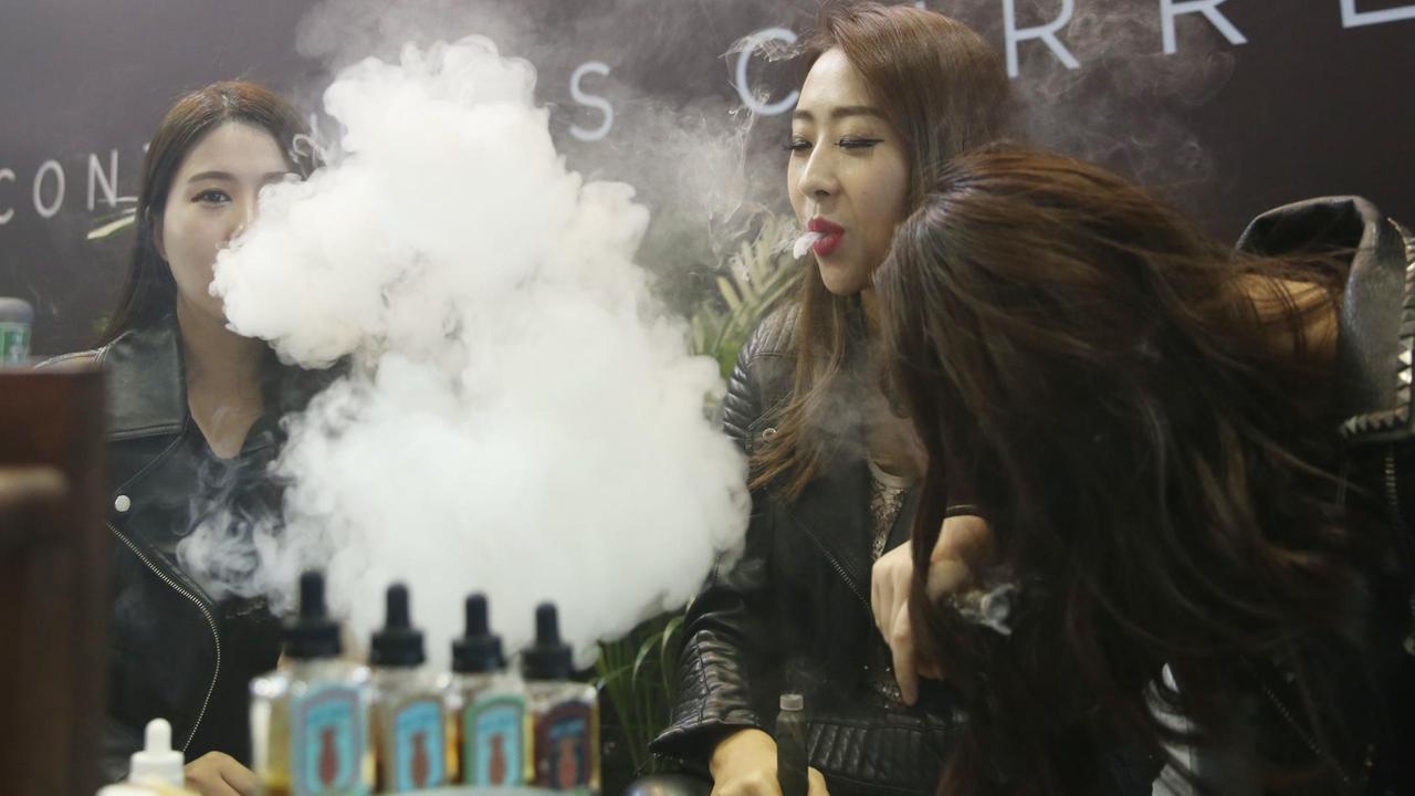 Showgirls rauchen eine E-Zigarette anlässlich der 4. China International E-Cig/Vape Expo in Peking. Showgirls rauchen eine E-Zigarette anlässlich der 4. China International E-Cig/Vape Expo in Peking.
