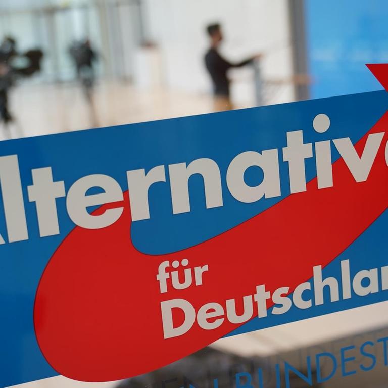 Das AfD Logo am Eingang zum Fraktionssaal der AfD im Deutschen Bundestag.