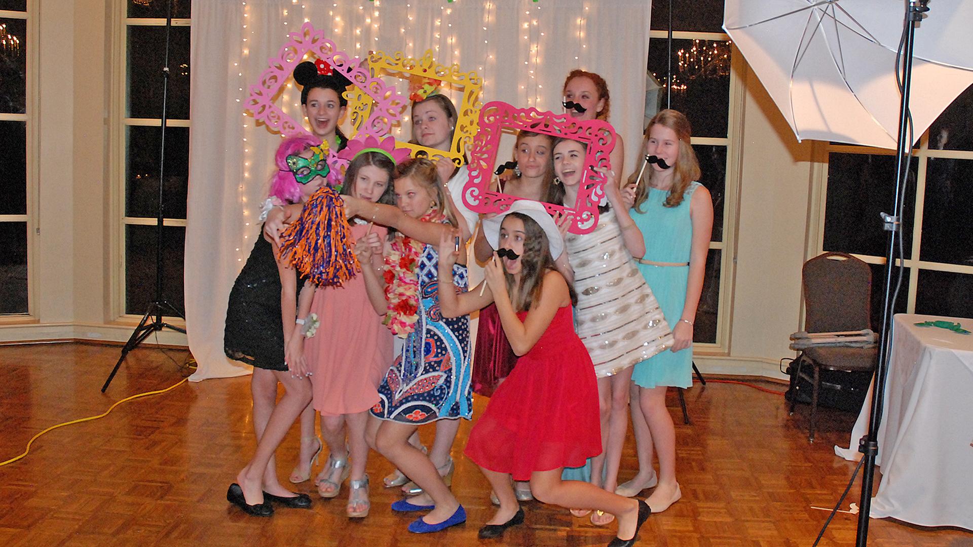 Die Mädchen beim White Rose Purity Ball im Vestavia Country Club. Die Mädchen beim White Rose Purity Ball im Vestavia Country Club.