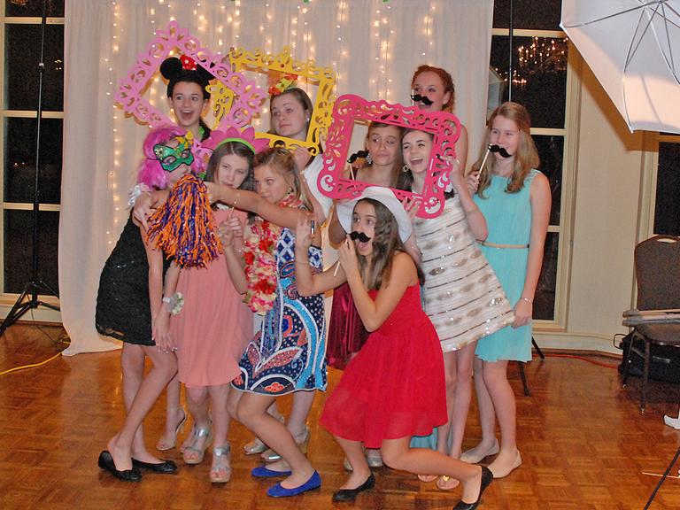 Die Mädchen beim White Rose Purity Ball im Vestavia Country Club.