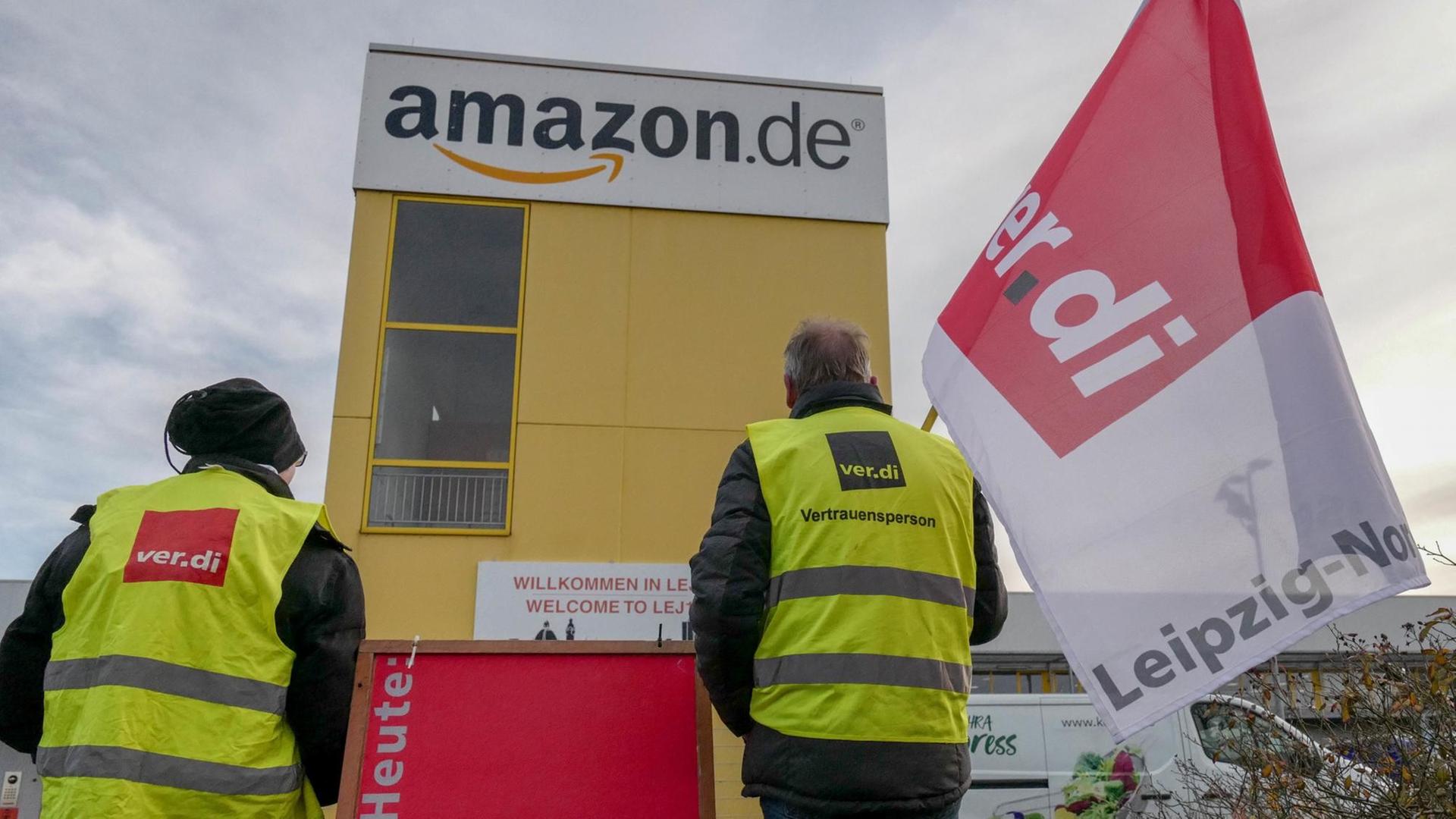 17.12.2018, Sachsen, Leipzig: Am Standort Leipzig des US-Versandhändlers Amazon streiken Gewerkschaftsmitglieder. Seit Jahren ringt die Gewerkschaft um einen Tarifvertrag bei Amazon. Mit neuerlichen Streiks kurz vor Weihnachten geht der Konflikt nun in die nächste Runde. 17.12.2018, Sachsen, Leipzig: Am Standort Leipzig des US-Versandhändlers Amazon streiken Gewerkschaftsmitglieder. Seit Jahren ringt die Gewerkschaft um einen Tarifvertrag bei Amazon. Mit neuerlichen Streiks kurz vor Weihnachten geht der Konflikt nun in die nächste Runde.