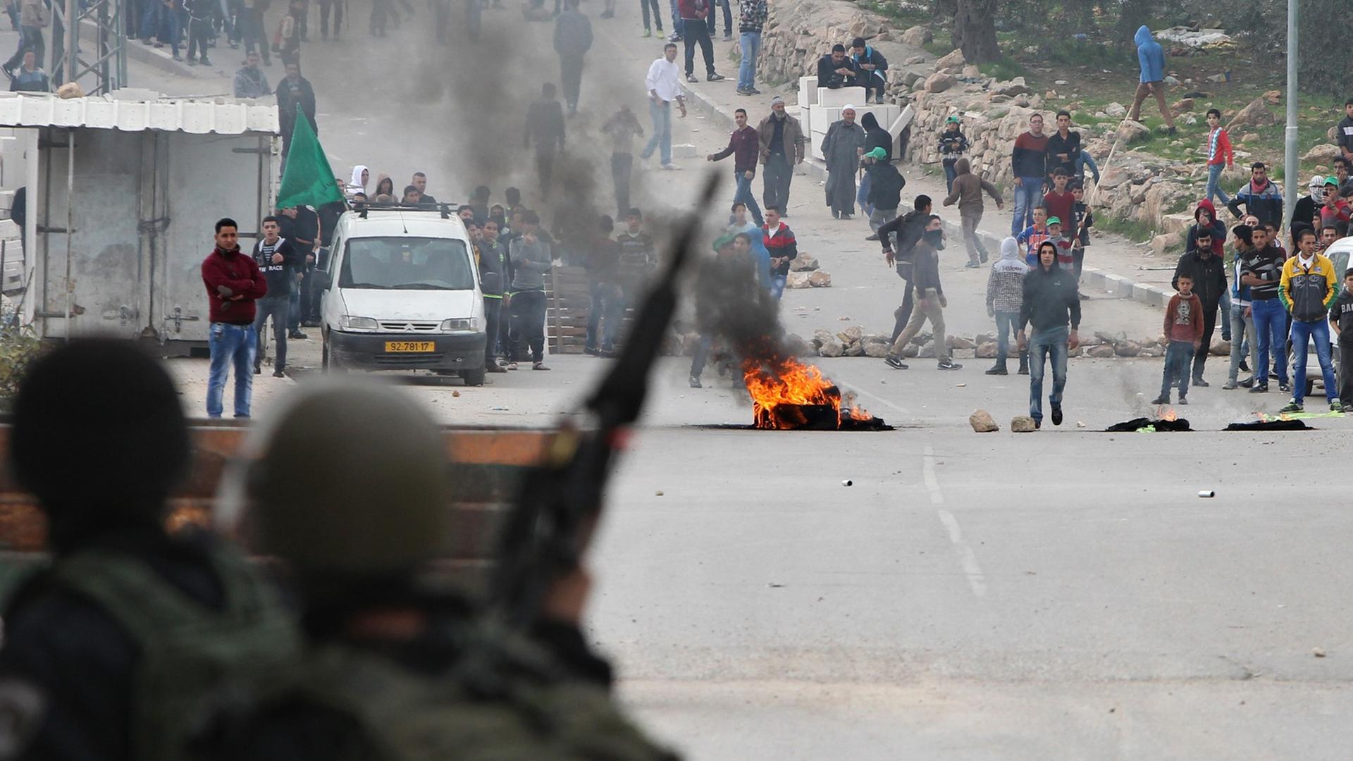 Palästinensische Demonstranten stießen am Freitag im Westjordanland mit israelischen Soldaten zusammen. Palästinensische Demonstranten stießen am Freitag im Westjordanland mit israelischen Soldaten zusammen.