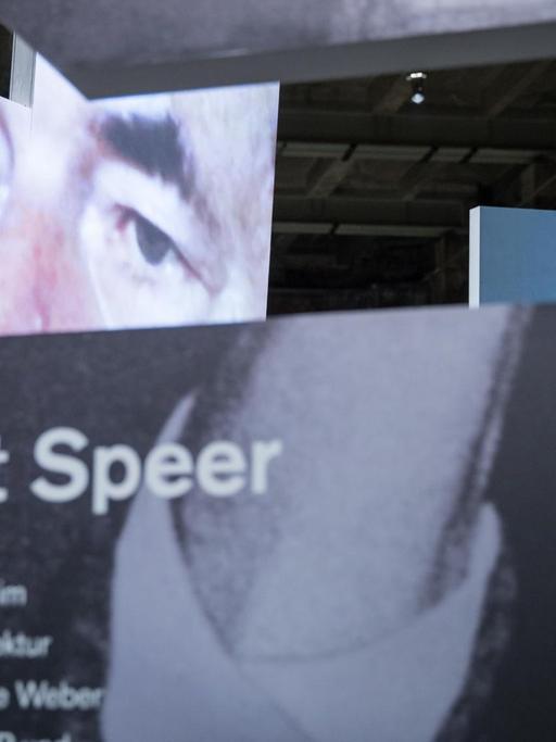 Projektionen historischer Dokumente sind in Nürnberg während der Ausstellung "Albert Speer in der Bundesrepublik. Vom Umgang mit deutscher Vergangenheit" im Dokumentationszentrum Reichsparteitagsgelände zu sehen.