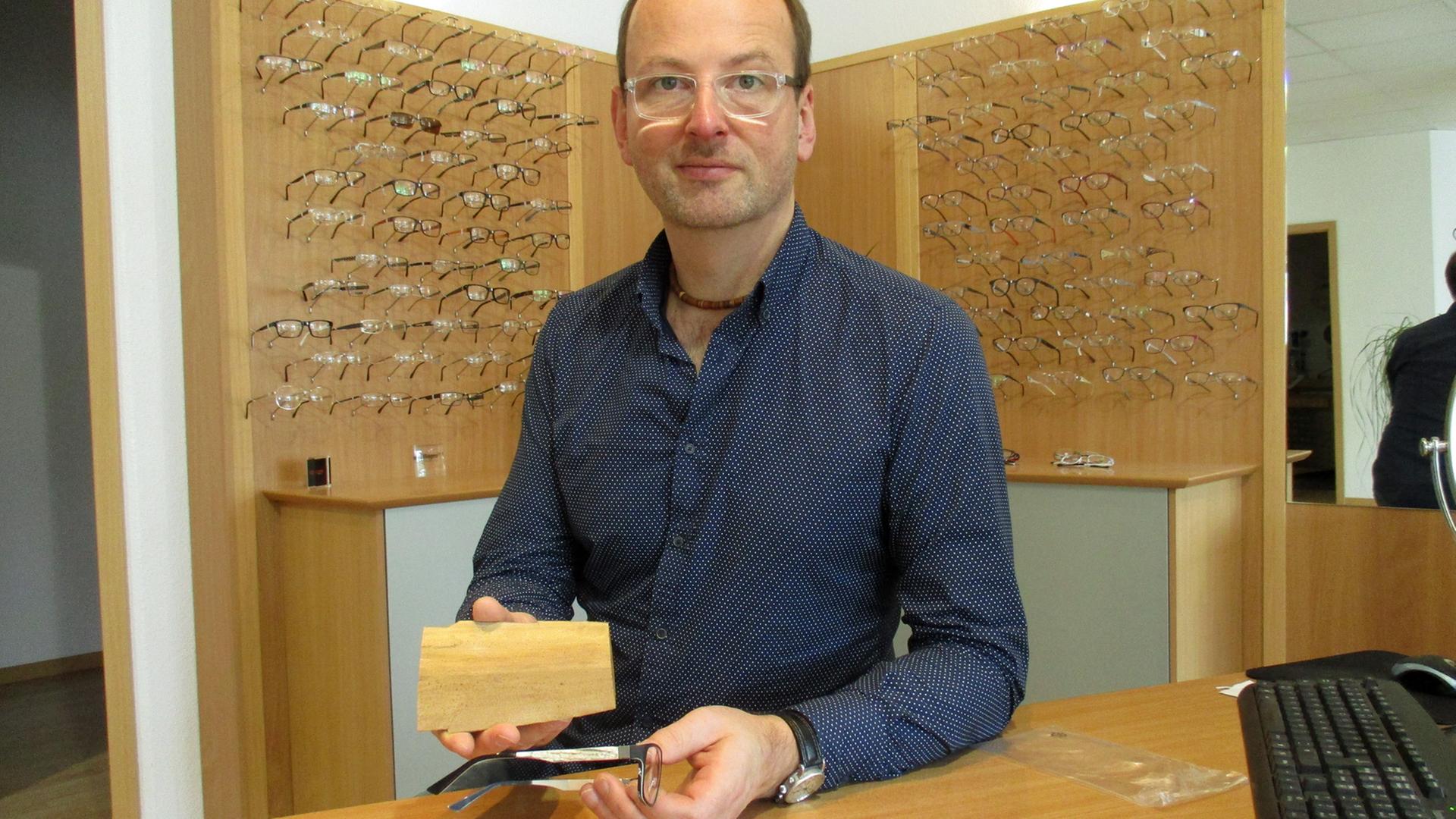 Optiker Michael Rompf mit Brille aus Mammut-Elfenbein Optiker Michael Rompf mit Brille aus Mammut-Elfenbein