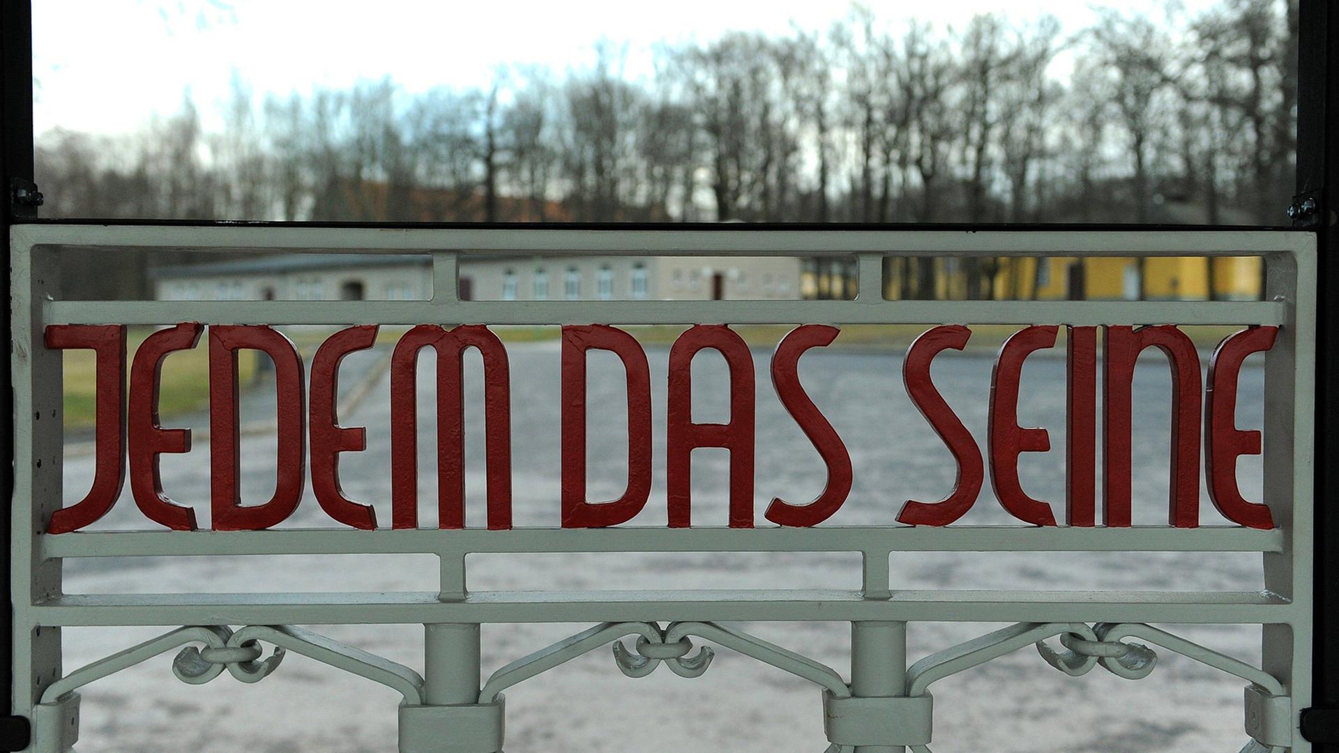 Lagertor in der Gedenkstätte am KZ Buchenwald Lagertor in der Gedenkstätte am KZ Buchenwald
