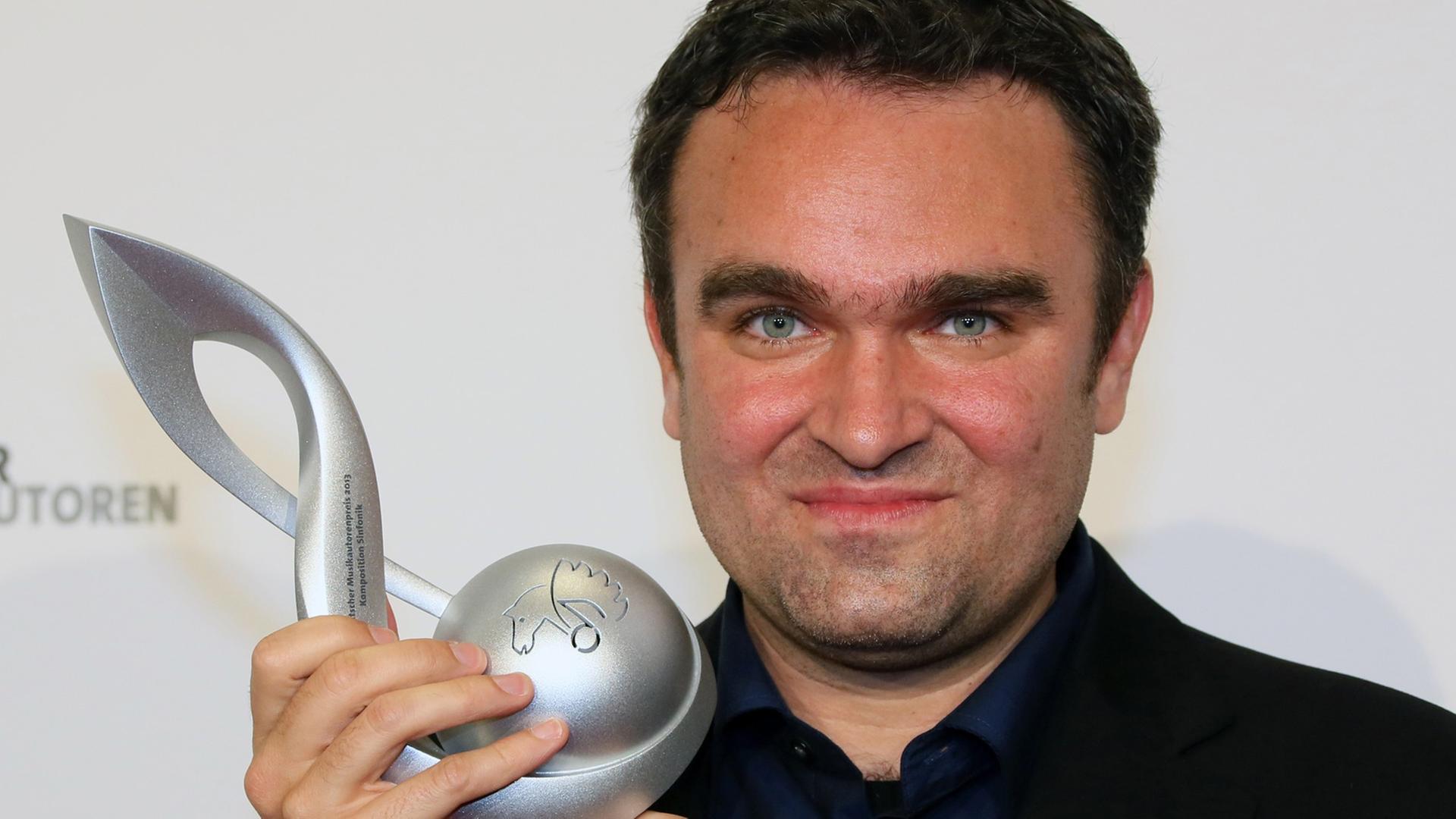 Der Komponist Jörg Widmann zeigt seine Trophäe, die Auszeichnung des Deutschen Musikautorenpreises in der Kategorie "Komposition Sinfonik" in Berlin. Der Komponist Jörg Widmann zeigt seine Trophäe, die Auszeichnung des Deutschen Musikautorenpreises in der Kategorie "Komposition Sinfonik" in Berlin.