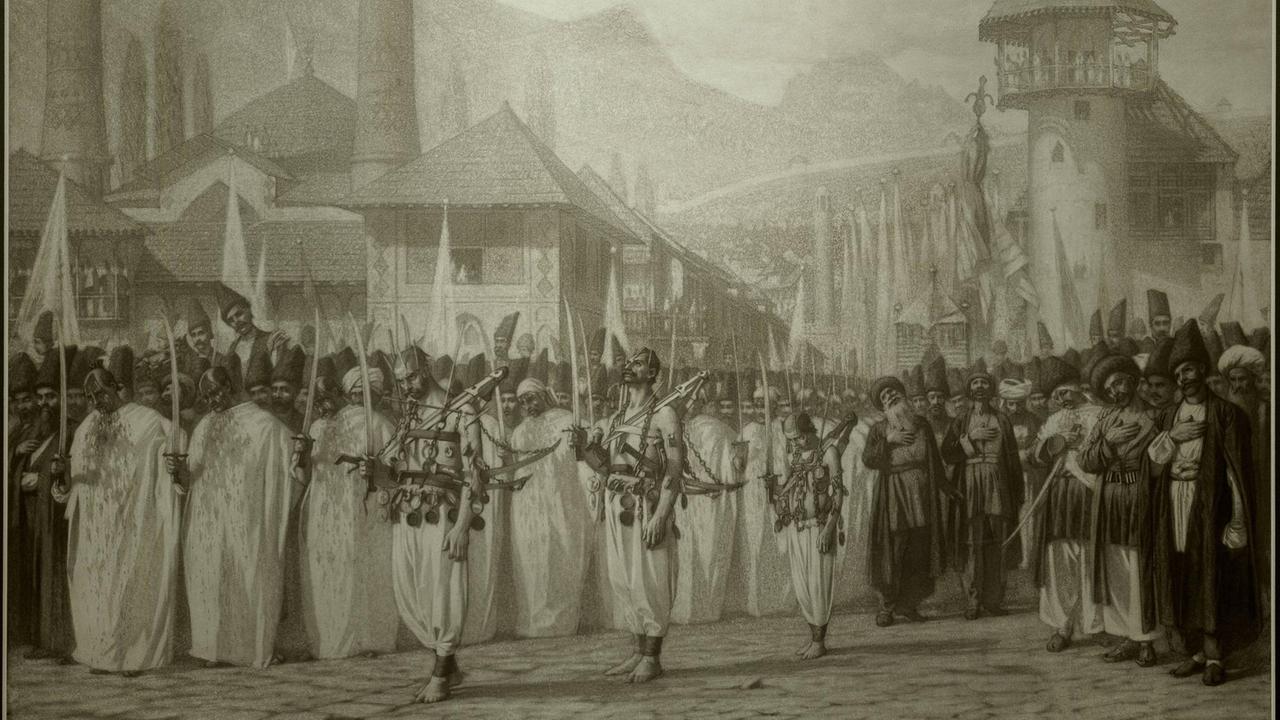 Muharram-Prozession in Schuscha. Festlich gekleidete Menschen mit langen Säbeln in der Hand prozessieren durch eine alte Stadt. Muharram-Prozession in Schuscha. Festlich gekleidete Menschen mit langen Säbeln in der Hand prozessieren durch eine alte Stadt.
