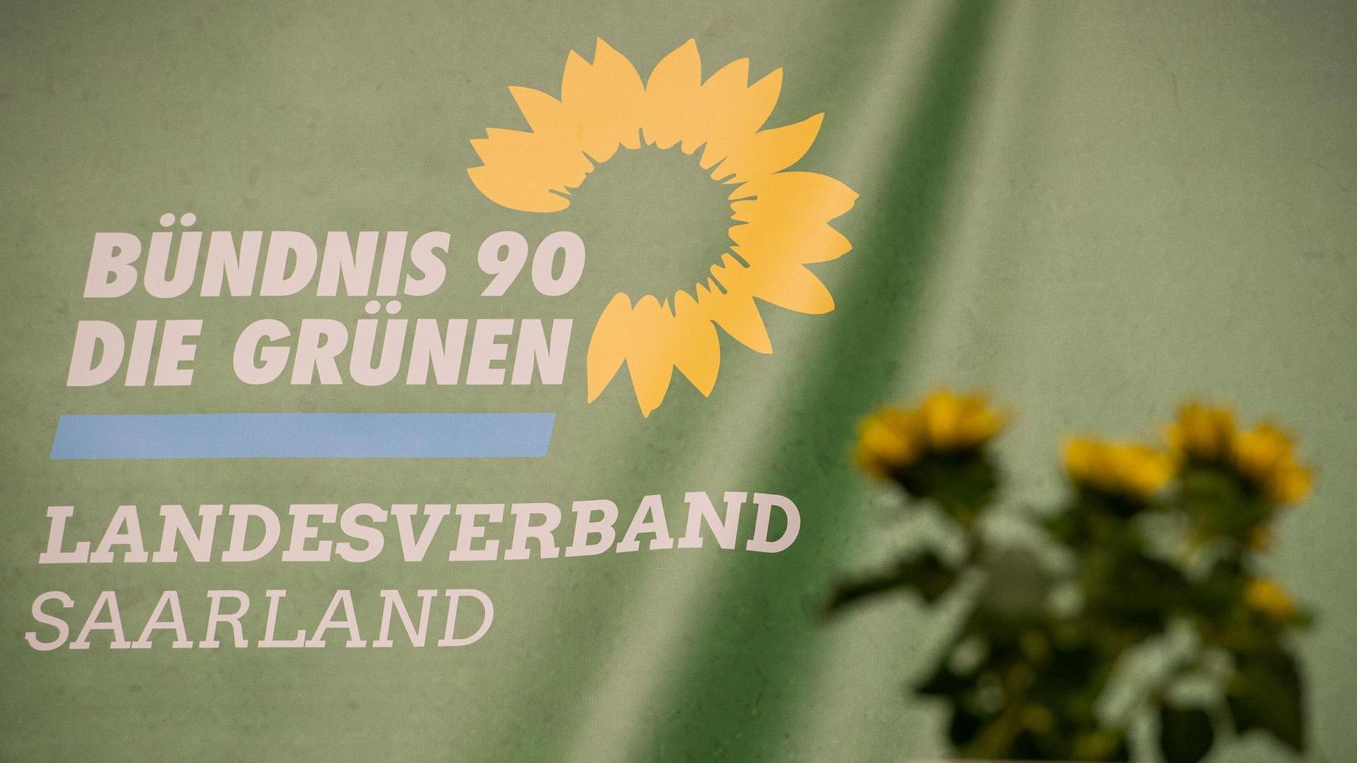 Das Logo des Landesverbandes Saarland Bündnis 90/Die Grünen ist auf einem Transparent auf der der Bühne des Landesparteitages zu sehen Das Logo des Landesverbandes Saarland Bündnis 90/Die Grünen ist auf einem Transparent auf der der Bühne des Landesparteitages zu sehen