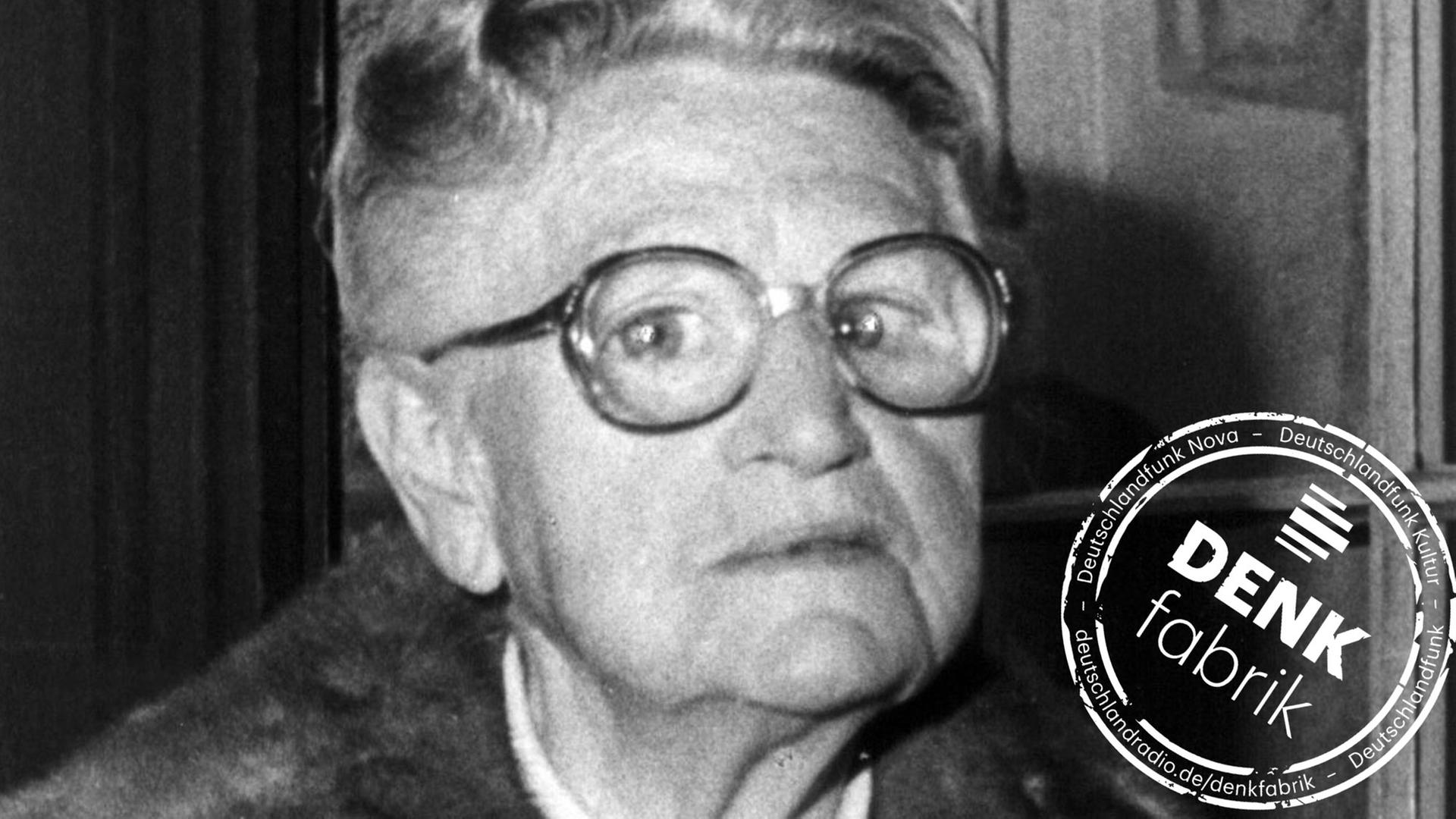 Dr. Elisabeth Selbert in einer zeitgenössischen Aufnahme. Die als "Mutter des Grundgesetzes" bezeichnete SPD-Politikerin sorgte als Mitglied im Parlamentarischen Rat für die Verankerung des Gleichberechtigungs-Grundsatzes. Elisabeth Selbert wurde am 22. September 1896 in Kassel geboren und verstarb ebenda am 9. Juni 1986. | Verwendung weltweit Dr. Elisabeth Selbert in einer zeitgenössischen Aufnahme. Die als "Mutter des Grundgesetzes" bezeichnete SPD-Politikerin sorgte als Mitglied im Parlamentarischen Rat für die Verankerung des Gleichberechtigungs-Grundsatzes. Elisabeth Selbert wurde am 22. September 1896 in Kassel geboren und verstarb ebenda am 9. Juni 1986. | Verwendung weltweit