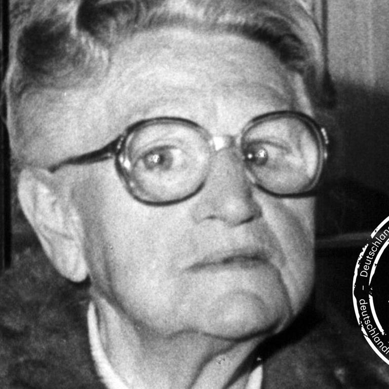 Dr. Elisabeth Selbert in einer zeitgenössischen Aufnahme. Die als "Mutter des Grundgesetzes" bezeichnete SPD-Politikerin sorgte als Mitglied im Parlamentarischen Rat für die Verankerung des Gleichberechtigungs-Grundsatzes. Elisabeth Selbert wurde am 22. September 1896 in Kassel geboren und verstarb ebenda am 9. Juni 1986. | Verwendung weltweit Dr. Elisabeth Selbert in einer zeitgenössischen Aufnahme. Die als "Mutter des Grundgesetzes" bezeichnete SPD-Politikerin sorgte als Mitglied im Parlamentarischen Rat für die Verankerung des Gleichberechtigungs-Grundsatzes. Elisabeth Selbert wurde am 22. September 1896 in Kassel geboren und verstarb ebenda am 9. Juni 1986. | Verwendung weltweit