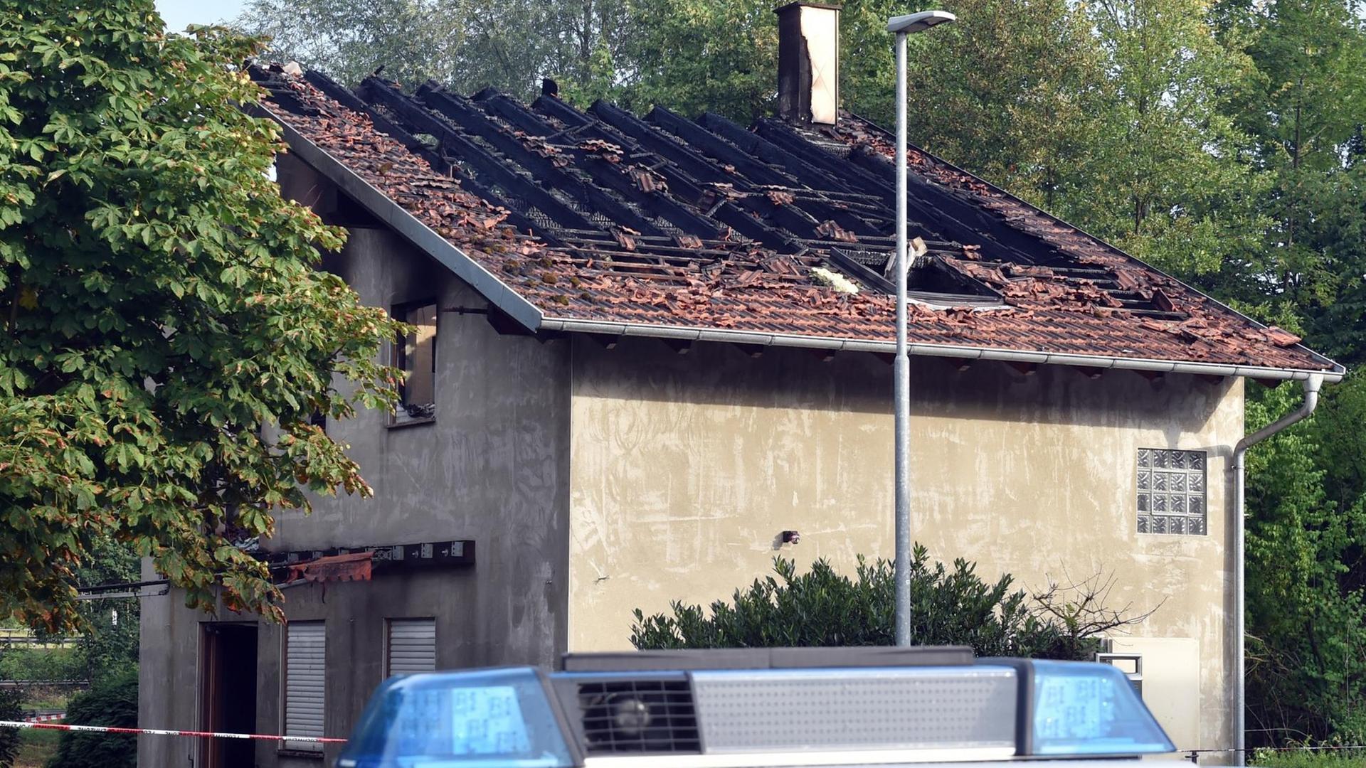 Ein Polizeiauto steht vor einer geplanten Flüchtlingsunterkunft in Remchingen (Baden-Württemberg), in der es gebrannt hat. Ein Polizeiauto steht vor einer geplanten Flüchtlingsunterkunft in Remchingen (Baden-Württemberg), in der es gebrannt hat.