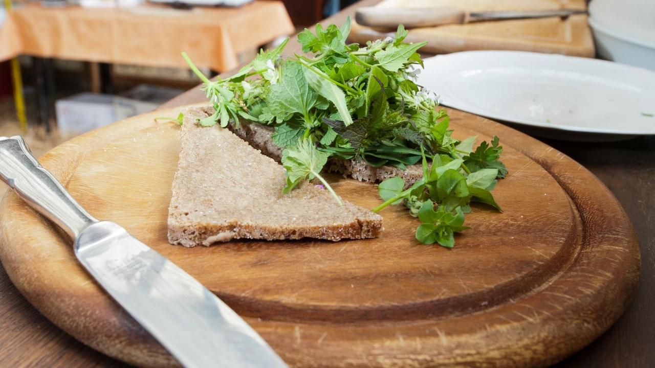 Frische Wildkräuter liegen auf einer Scheibe Brot. Immer mehr Menschen wollen weg von der faden Supermarkt-Kost und entdecken Wildkräuter für sich. Frische Wildkräuter liegen auf einer Scheibe Brot. Immer mehr Menschen wollen weg von der faden Supermarkt-Kost und entdecken Wildkräuter für sich.