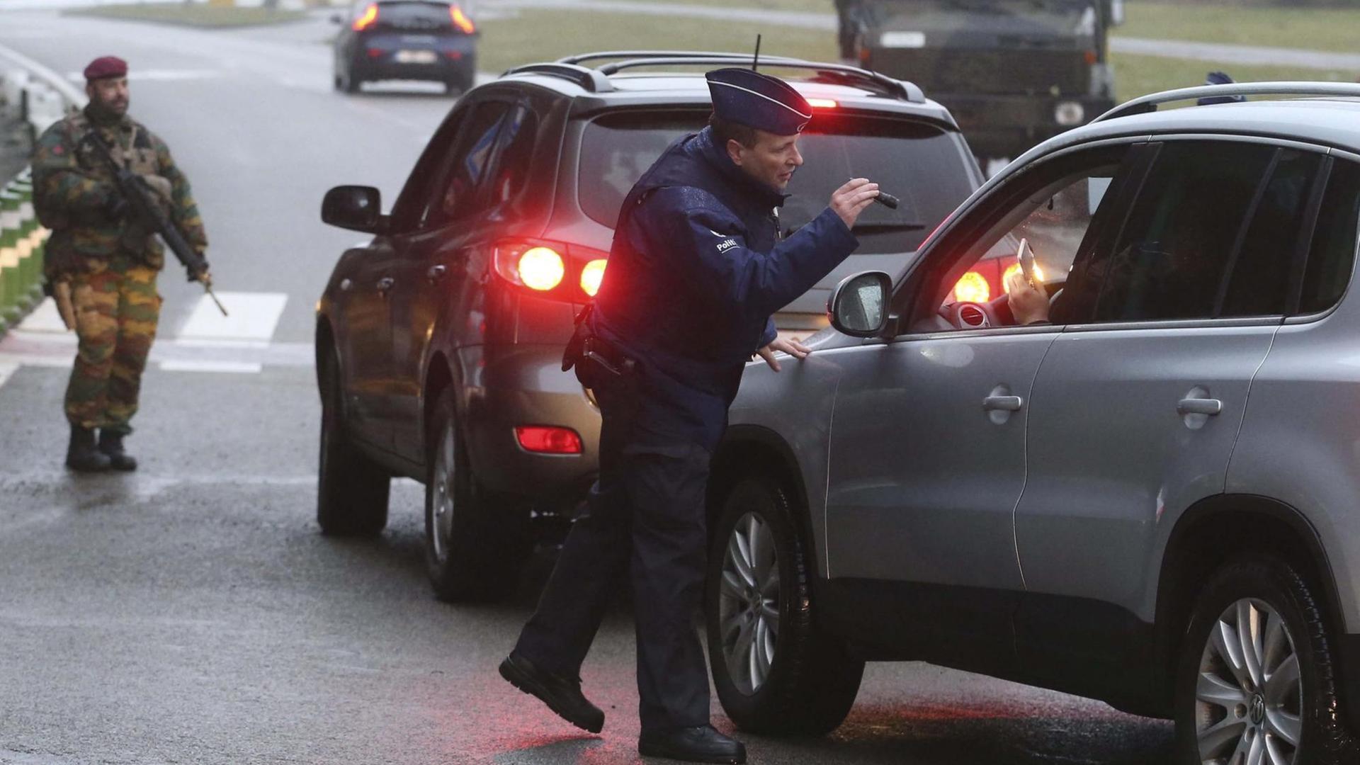Polizisten und Soldaten durchsuchen am Flughafen Zaventem die Fahrzeuge von Flughafen-Mitarbeitern. Polizisten und Soldaten durchsuchen am Flughafen Zaventem die Fahrzeuge von Flughafen-Mitarbeitern.