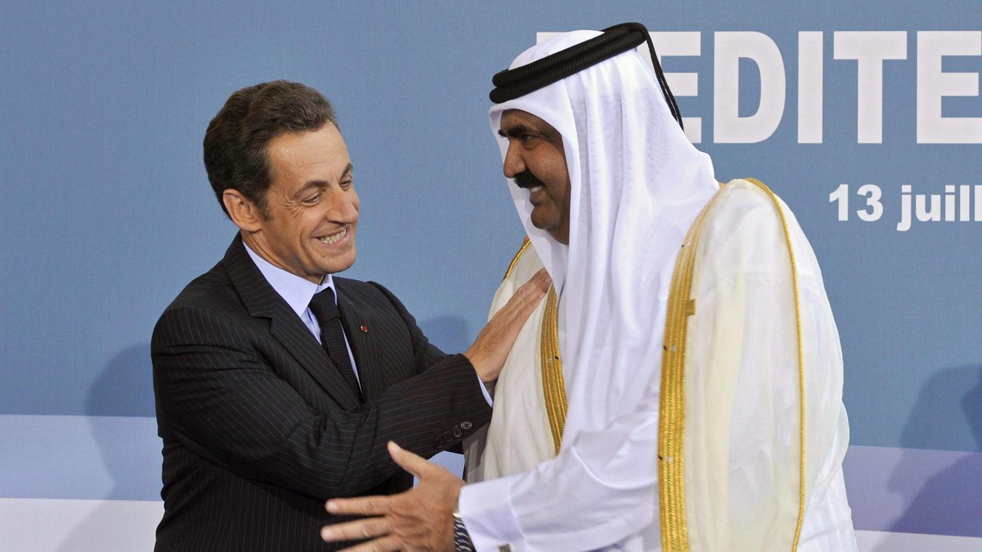 Nicolas Sarkozy und der der damalige Emir von Katar, Hamad Bin Khalifa Al-Thani, begrüßen sich 2008 beim EU-Mittelmeergipfel. Nicolas Sarkozy und der der damalige Emir von Katar, Hamad Bin Khalifa Al-Thani, begrüßen sich 2008 beim EU-Mittelmeergipfel.