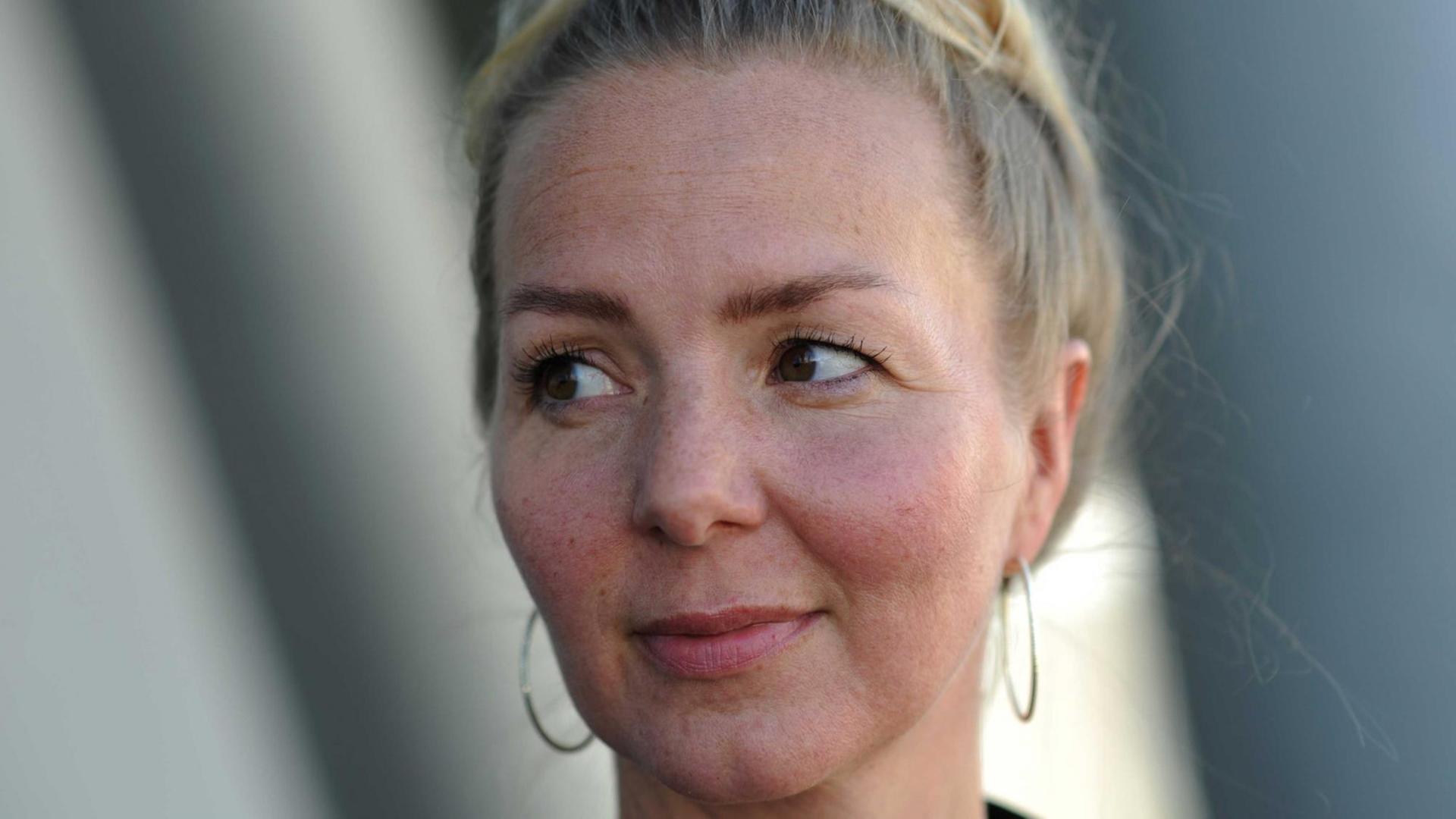 Ein Porträt von Simone Buchholz, aufgenommen am 10.10.2013 auf der 65. Frankfurter Buchmesse in Frankfurt am Main Ein Porträt von Simone Buchholz, aufgenommen am 10.10.2013 auf der 65. Frankfurter Buchmesse in Frankfurt am Main