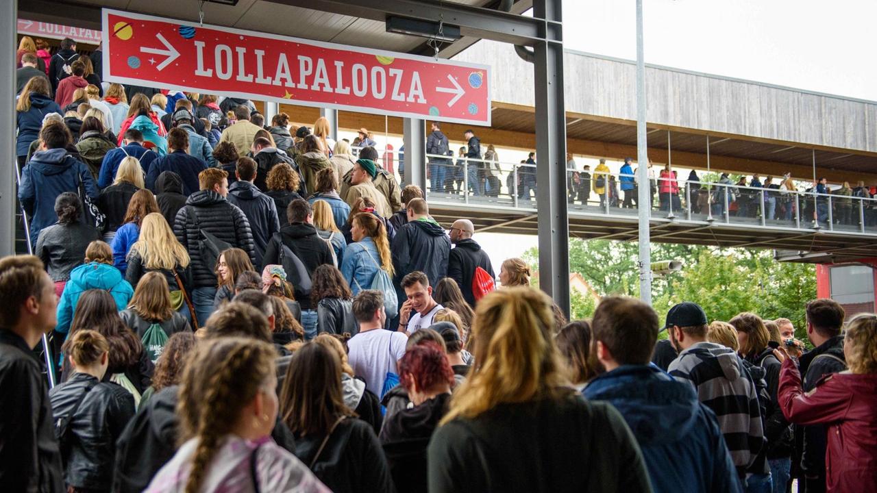 Großer Andrang herrscht am 09.09.2017 am S-Bahnhof Hoppegarten (Brandenburg), als Besucher zum Lollapalooza Festival auf dem Gelände der Rennbahn Hoppegarten kommen. Großer Andrang herrscht am 09.09.2017 am S-Bahnhof Hoppegarten (Brandenburg), als Besucher zum Lollapalooza Festival auf dem Gelände der Rennbahn Hoppegarten kommen.