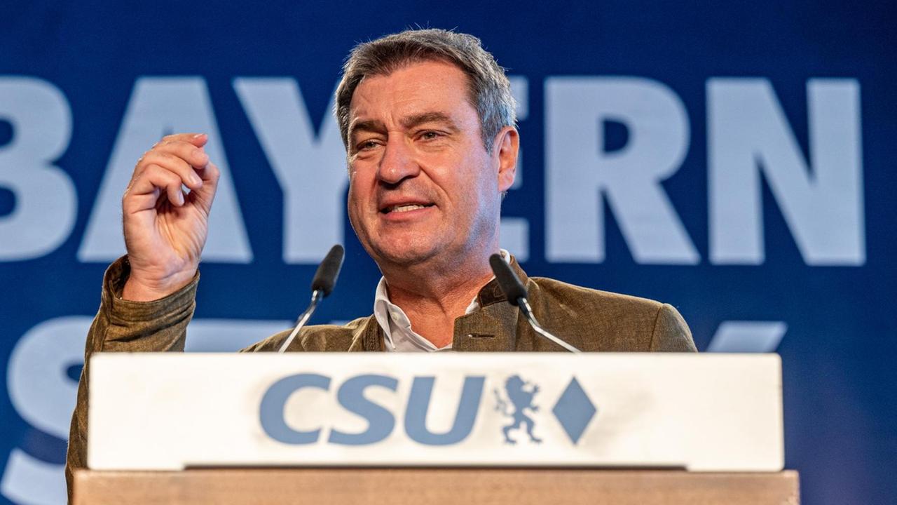 Markus Söder (CSU), Ministerpräsident von Bayern, spricht beim Politischen Frühschoppen Gillamoos in der Festhalle Bayernland. Markus Söder (CSU), Ministerpräsident von Bayern, spricht beim Politischen Frühschoppen Gillamoos in der Festhalle Bayernland.