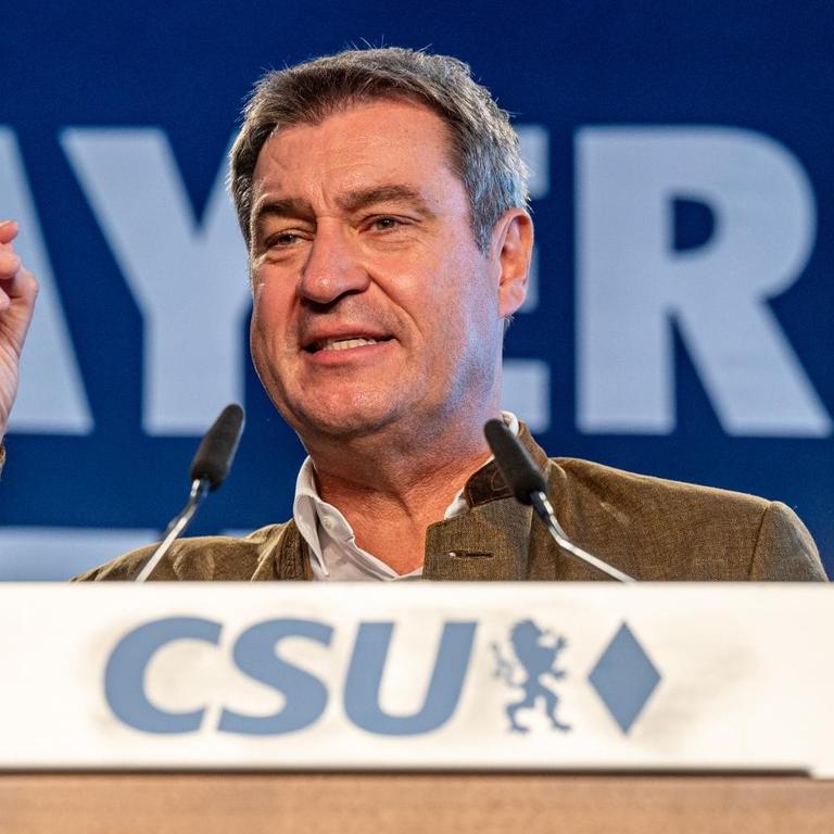 Markus Söder (CSU), Ministerpräsident von Bayern, spricht beim Politischen Frühschoppen Gillamoos in der Festhalle Bayernland. 
