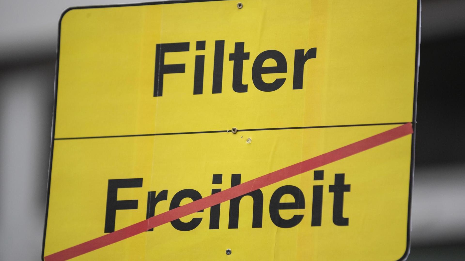 Auf einem Schild ist der Begriff "Freiheit" durchgestrichen. Der Begriff "Filter" nicht. Auf einem Schild ist der Begriff "Freiheit" durchgestrichen. Der Begriff "Filter" nicht.