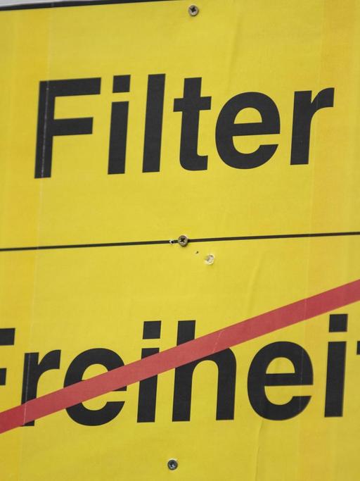 Auf einem Schild ist der Begriff "Freiheit" durchgestrichen. Der Begriff "Filter" nicht.