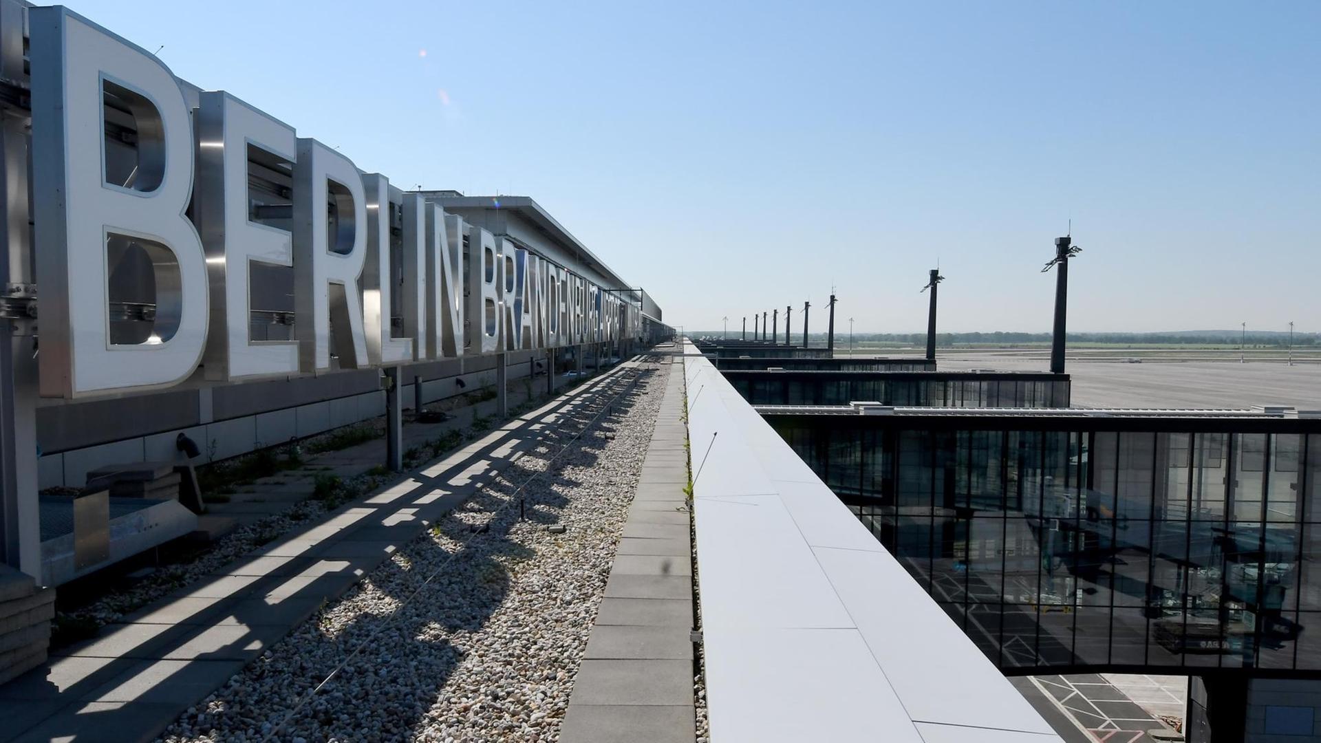 Der Schriftzug am Flughafen Berlin Brandenburg (BER) aufgenommen am 19.05.2017 in Schönefeld. Der Schriftzug am Flughafen Berlin Brandenburg (BER) aufgenommen am 19.05.2017 in Schönefeld.