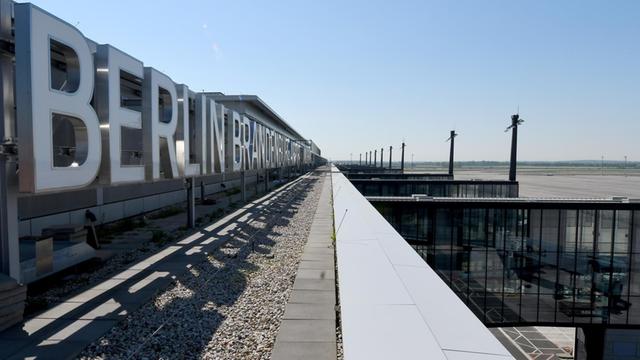 Der Schriftzug am Flughafen Berlin Brandenburg (BER) aufgenommen am 19.05.2017 in Schönefeld.