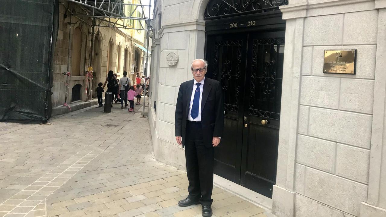 Sir Joe Bossano steht vor dem Gebäude der Staatsbank in Gibraltar.