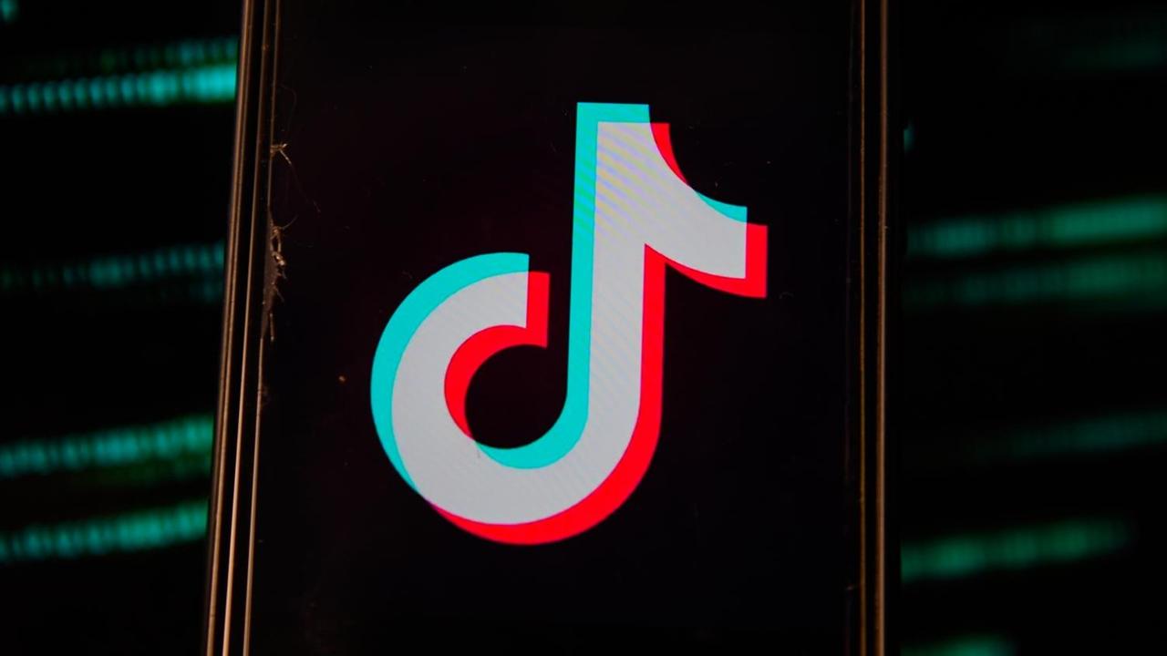Eine Fotoillustration zeigt das TikTok-Logo auf einem Smartphone. Eine Fotoillustration zeigt das TikTok-Logo auf einem Smartphone.