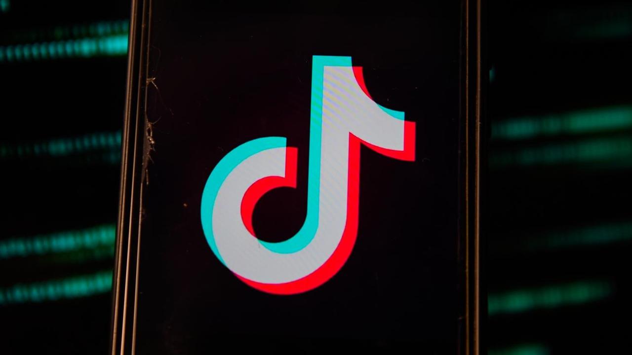 Eine Fotoillustration zeigt das TikTok-Logo auf einem Smartphone.