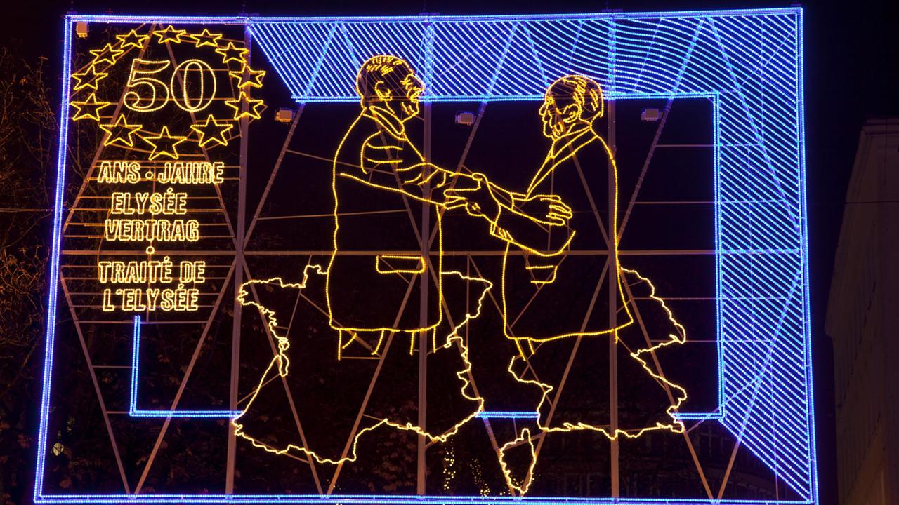 Die Lichtwochen in Essen erinnerten 2013 an den Elysée-Vertrag von 1963, geschlossen von Charles de Gaulle und Konrad Adenauer. Die Lichtwochen in Essen erinnerten 2013 an den Elysée-Vertrag von 1963, geschlossen von Charles de Gaulle und Konrad Adenauer.