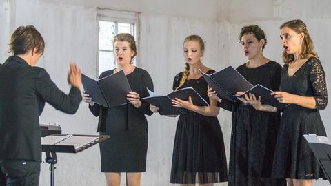 Das Frauenvokalensemble "Gallina" aus Slowenien bei einer Probe zu den uckermärkischen Musikwochen.