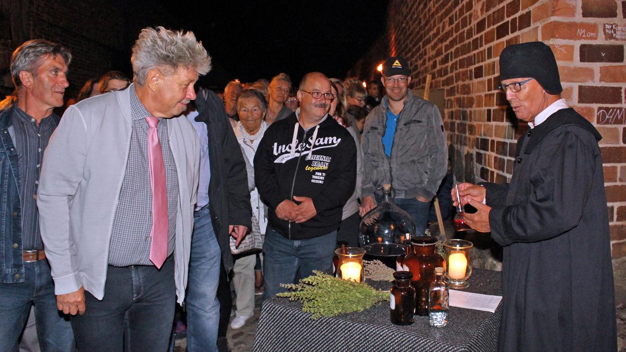 Bürgermeister Jörg Gehrmann an einer Station des Abendspaziergangs Bürgermeister Jörg Gehrmann an einer Station des Abendspaziergangs