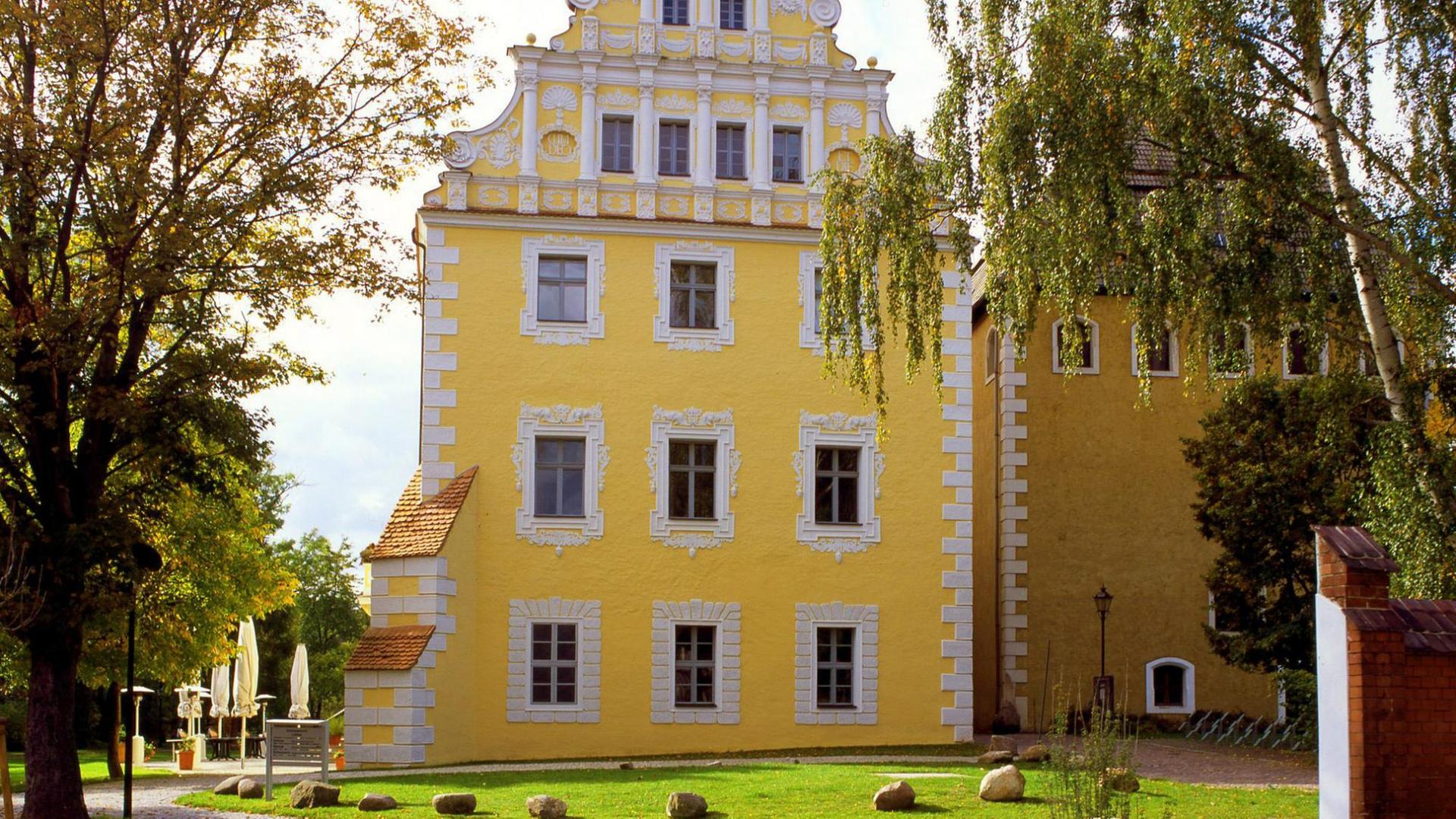 Der Renaissancegiebel an der Ostseite von Schloss Lübben im Spreewald Der Renaissancegiebel an der Ostseite von Schloss Lübben im Spreewald