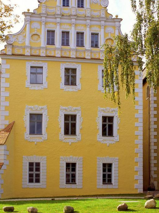 Der Renaissancegiebel an der Ostseite von Schloss Lübben im Spreewald
